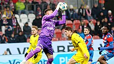 Branká� Mladé Boleslavi Ji�í Floder chytá balón.