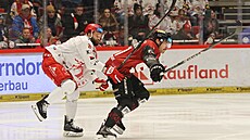 T�inecký úto�ník Martin R��i�ka nahání spar�anského Kry�tofa Hrabíka.