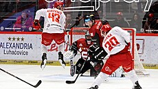 T�inecký úto�ník Daniel Kurovský nadskakuje p�ed branká�em Sparty Jakubem...