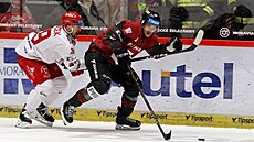 Obránce Sparty Niko Seppälä se sna�í ujet t�ineckému úto�níkovi Liboru...