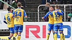 Hrá�i Teplic se radují po gólu Matyá�e Kozáka v 77. minut� utkání proti...