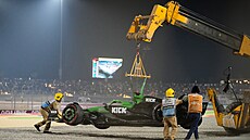 Tra�oví mar�álové odklízejí trosky monopostu Nica Hülkenberga ze stáje Kick...