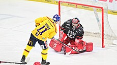 Pavel Novák (�eské Bud�jovice) dává gól Stanislavu �korvánkovi z Hradec Králové.