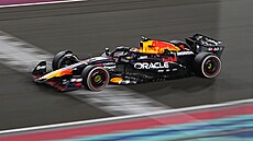 Max Verstappen z Red Bullu projí�dí cílem a vít�zí ve Velké cen� Kataru.