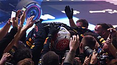 Max Verstappen z Red Bullu slaví s týmem vít�zství.
