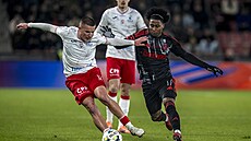 Jan Trédl u mí�e (Pardubice) stíhaný Angelem Preciadem ze Sparty.