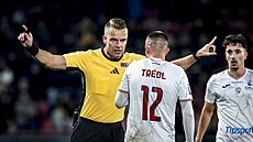 Jan Trédl z Pardubic v debat� s hlavním rozhod�ím.
