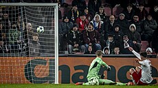 Daniel Smékal pálí za záda spar�anského branká�e Petera Vindahla a posílá...