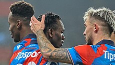 Prince Adu se raduje spolen se spoluhrái z Plzn po gólu na 1:0 v zápase s...