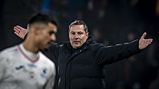 Rozho��ený trenér domácích Brian Priske v utkání s Pardubicemi