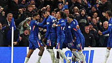Trevoh Chalobah z Chelsea slaví se spoluhrá�i úvodní gól v utkání proti...