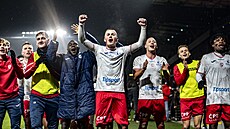 Hrá�i Pardubic oslavují výhru 4:2 nad Spartou.