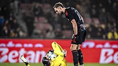 Slovní roztr�ka mezi hostujícím branká�em Lukou Kharatishvilim a Janem Kuchtou...