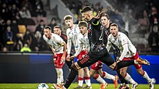 Luká� Haraslín (Sparta Praha) prom��uje v 95. minut� penaltu proti Pardubicím.