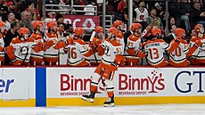 Cutter Gauthier z Anaheimu slaví úvodní gól utkání proti Chicagu.