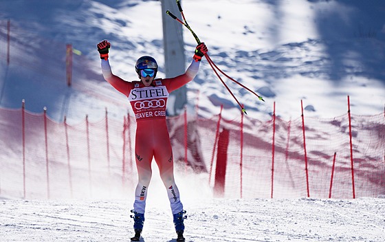 Marco Odermatt v cíli sjezdu v Beaver Creeku.
