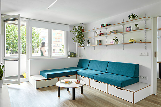 Bílá barva interiér prosv�tlila a opticky zv�t�ila.