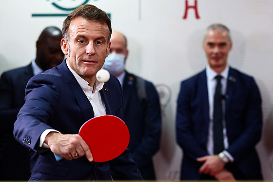 Emmanuel Macron si v �ín� zahrál stolní tenis. (5. prosince 2025)