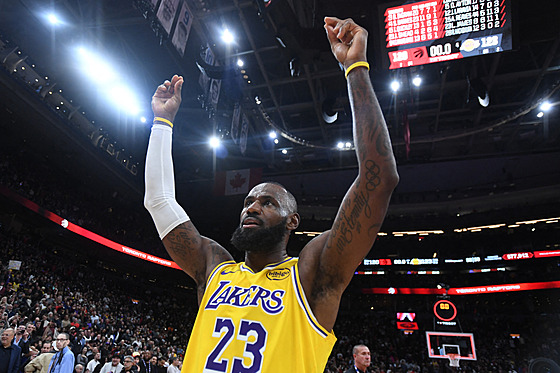 LeBron James z Los Angeles Lakers slaví výhru nad Toronto Raptors.