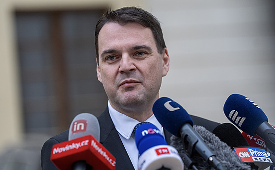 Petr Macinka (Motoristé) odpovídá noviná��m na dotazy po skon�ení sch�zky s...