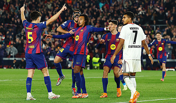 Barcelon�tí hrá�i oslavují gól proti Frankfurtu.