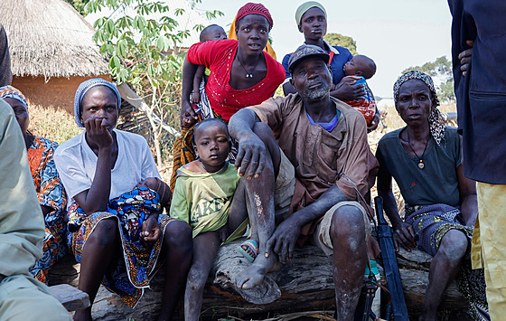 P�íbuzní unesených d�tí ze �koly ve vesnici Papiri  v Nigérii �ekají na...