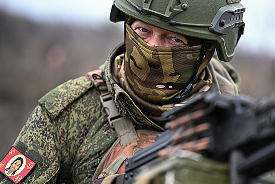 Ruský voják dobrovolnické brigády BARS-16 operuje na  frontové linii u m�sta...