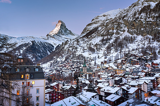 Pohled na �výcarské m�sto Zermatt (27. února 2015)