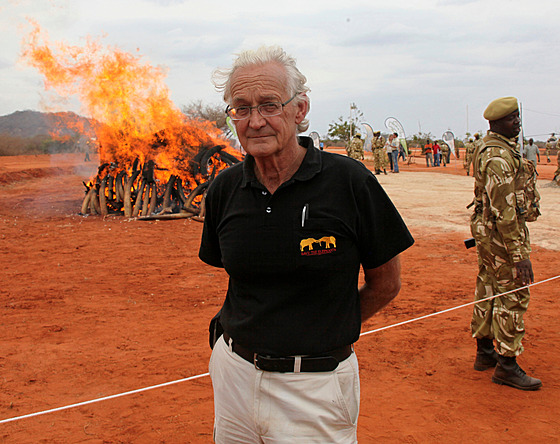 Iain Douglas-Hamilton p�i práci v terénu. (20. �ervence 2011)