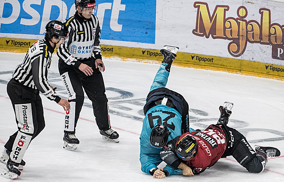 Bitka Josefa My�áka z Karlových Var� (vlevo) a Aarona Irvinga ze Sparty.