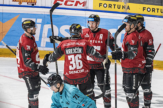 Hrá�i Sparty se radují z gólu do sít� Karlových Var�.