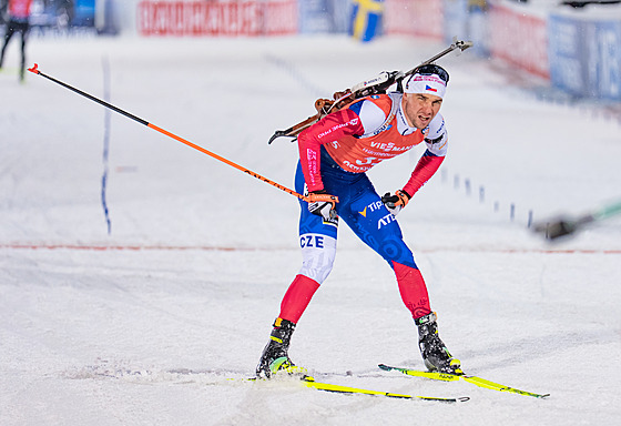 Michal Kr�má� v cíli stíhacího závodu v Östersundu