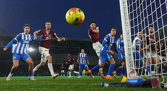 Zálo�ník Tomá� Sou�ek z West Hamu (druhý zleva) sleduje v utkání proti...