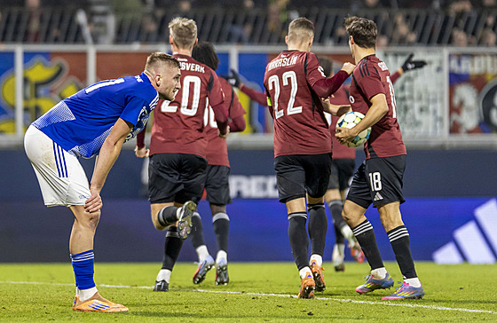 Spar�an�tí fotbalisté se radují z gólu Albiona Rrahmaniho v Olomouci.