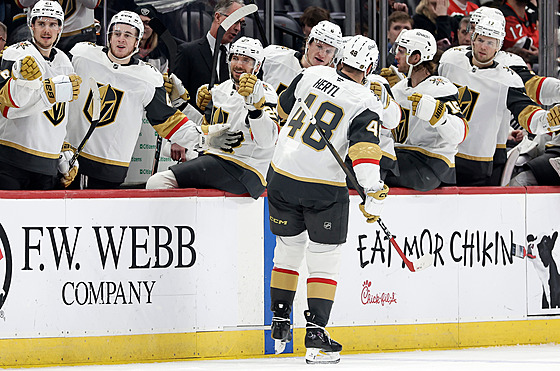 Tomá� Hertl slaví se st�ída�kou Vegas gól.