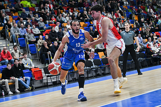 David Böhm brání rozehráva�e Olomoucka Jarena Holmese.