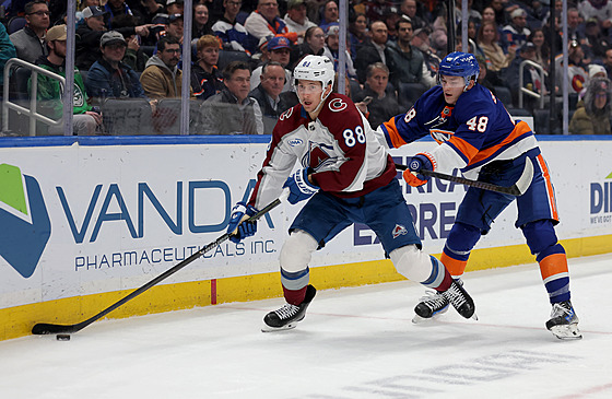 �eský úto�ník Martin Ne�as v akci proti New York Islanders.