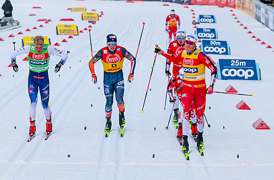Johannes Hösflot Klaebo se raduje z vít�zství ve sprintu v Trondheimu.