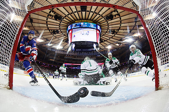 Kyle Capobianco (vlevo) doklepává kotou� do branky Dallasu.