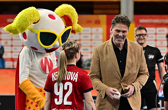 Jaromír Jágr a Vanessa Rebecca Keprtová p�ed úvodním buly utkání se �výcarskem.