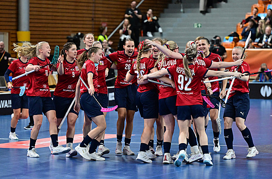 Radost �eských florbalistek po vít�zství nad �výcarskem.