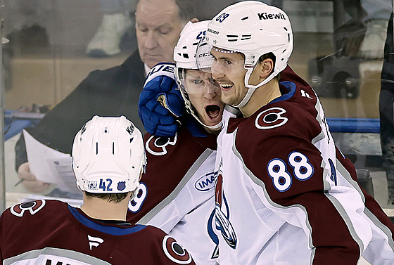 Martin Ne�as se raduje se spoluhrá�i.