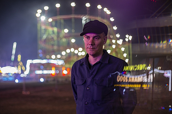 Zp�vák a skladatel James Harries