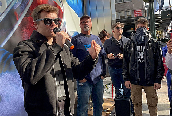 Krajn� pravicový aktivista Nick Fuentes (13. listopadu 2021)