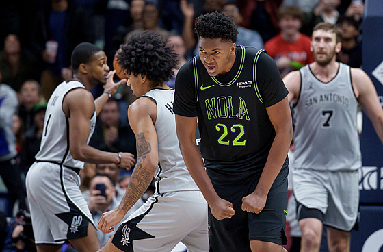 Pivot Derik Queen se raduje z úsp�ného zakon�ení.