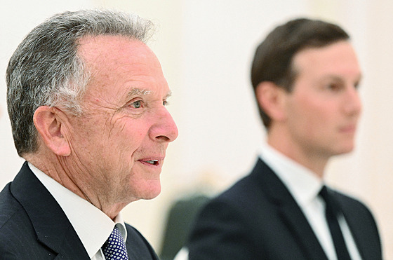 Americký zmocn�nec Steve Witkoff (vlevo) a ze� amerického prezidenta Donalda...