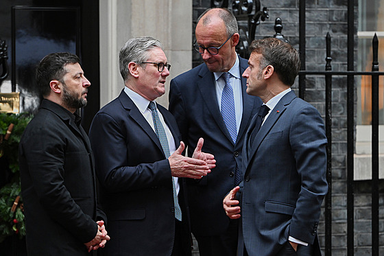 Ukrajinský prezident Volodymyr Zelenskyj (vlevo) s britským premiérem Keirem...