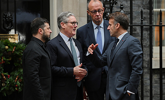 Ukrajinský prezident Volodymyr Zelenskyj (vlevo) s britským premiérem Keirem...