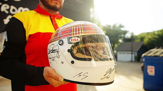 Vydra�ená helma podepsaná Michaelem Schumacherem (9. prosince 2025)