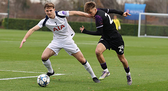 Slávista Jakub Kolísek (vpravo) v utkání Youth League na Tottenhamu. �eský tým...